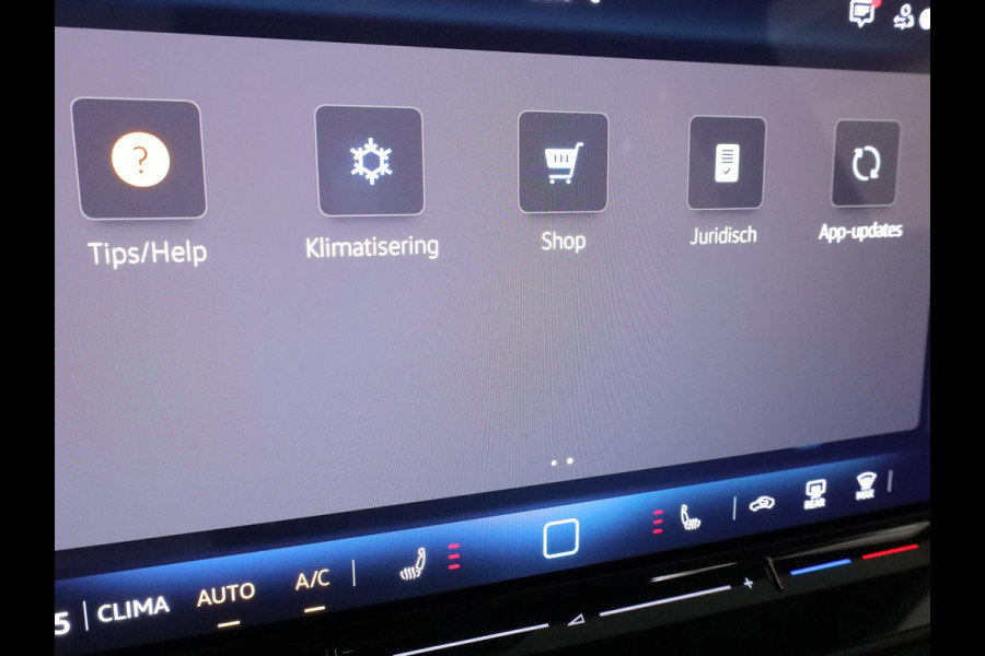 Volkswagen T-Roc Life First Edition 1.5 eTSI 85 kW / 116 PK SUV 7 v | Private lease vanaf €656 | DSG | Camera| 18'LM-velgen| verwarmd stuur en stoelen