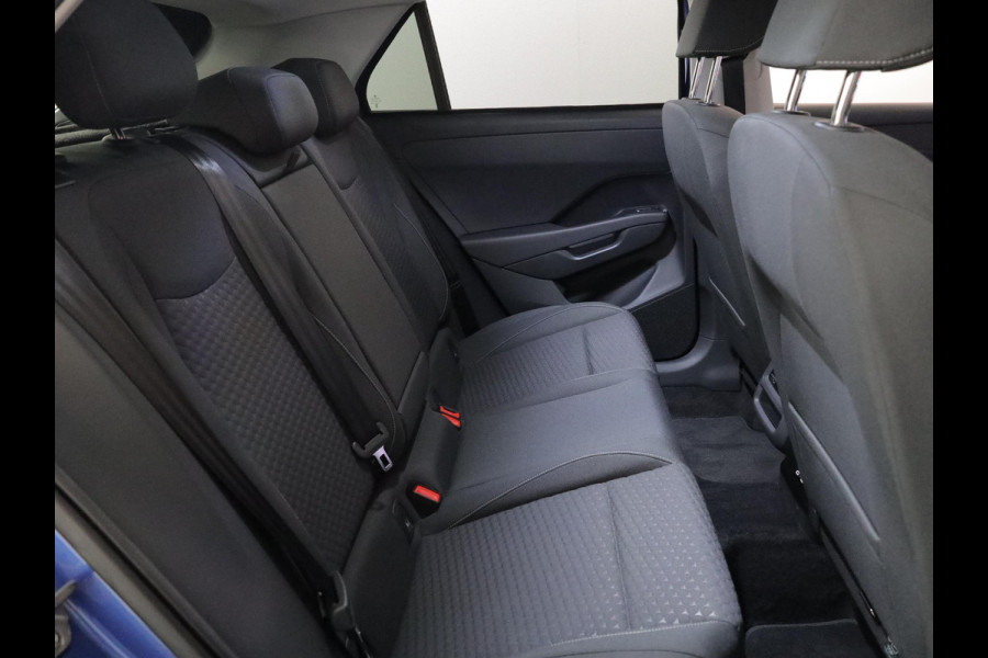 Volkswagen T-Roc Life First Edition 1.5 eTSI 85 kW / 116 PK SUV 7 v | Private lease vanaf €656 | DSG | Camera| 18'LM-velgen| verwarmd stuur en stoelen