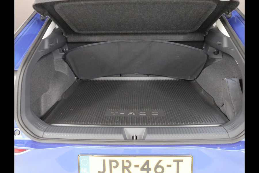 Volkswagen T-Roc Life First Edition 1.5 eTSI 85 kW / 116 PK SUV 7 v | Private lease vanaf €656 | DSG | Camera| 18'LM-velgen| verwarmd stuur en stoelen