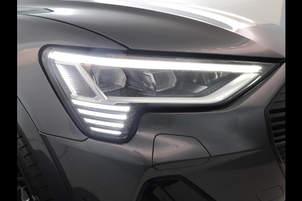 Audi e-tron 55 quattro S edition 95 kWh 408 pk | SOH 95,66% | Navigatie | Panoramadak | Parkeersensoren | Achteruitrijcamera | Matrix LED koplampen | Stoelverwarming | S-Line |