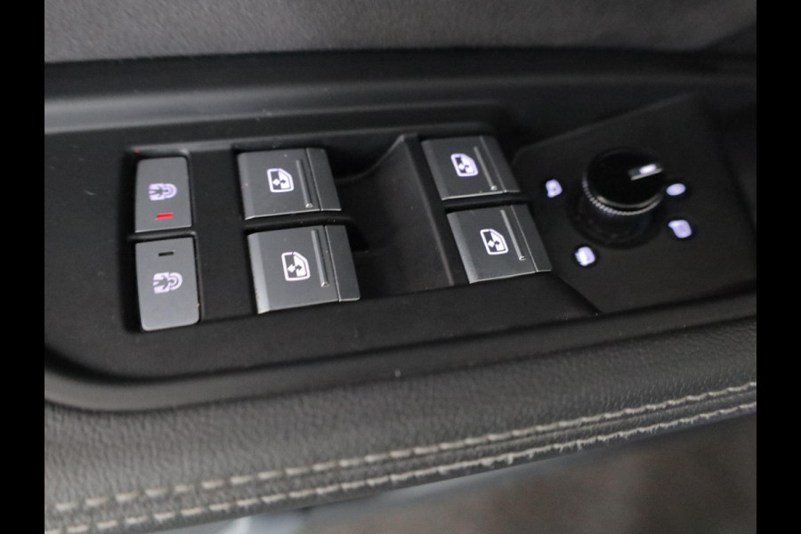 Audi e-tron 55 quattro S edition 95 kWh 408 pk | SOH 95,66% | Navigatie | Panoramadak | Parkeersensoren | Achteruitrijcamera | Matrix LED koplampen | Stoelverwarming | S-Line |