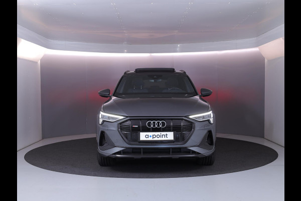 Audi e-tron 55 quattro S edition 95 kWh 408 pk | SOH 95,66% | Navigatie | Panoramadak | Parkeersensoren | Achteruitrijcamera | Matrix LED koplampen | Stoelverwarming | S-Line |
