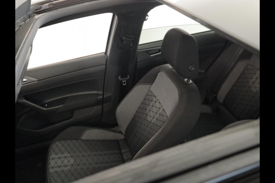Volkswagen Polo 1.0 TSI R-Line Edition 95 pk | Automaat | Panoramisch schuif/kantel dak | Verwarmbare voorstoelen
