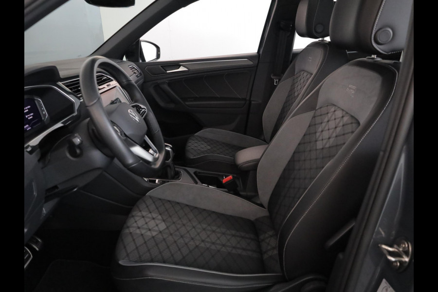 Volkswagen Tiguan 1.4 TSI eHybrid R-Line Business 245 pk Automaat (DSG) | Navigatie | Panoramadak | Parkeersensoren (Park assist) | Rondomzicht camera | Black Style pakket | R-Line |