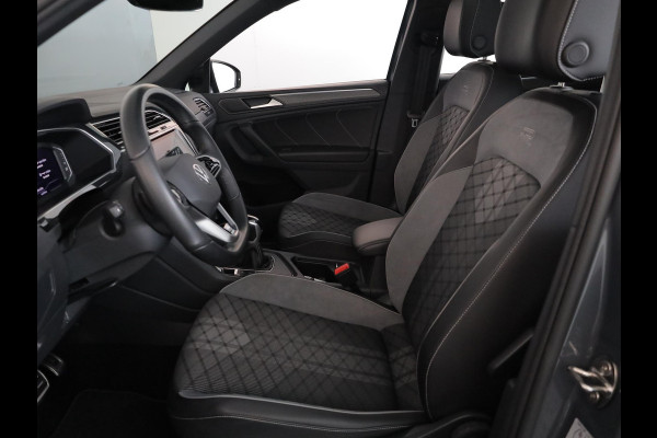 Volkswagen Tiguan 1.4 TSI eHybrid R-Line Business 245 pk Automaat (DSG) | Navigatie | Panoramadak | Parkeersensoren (Park assist) | Rondomzicht camera | Black Style pakket | R-Line |