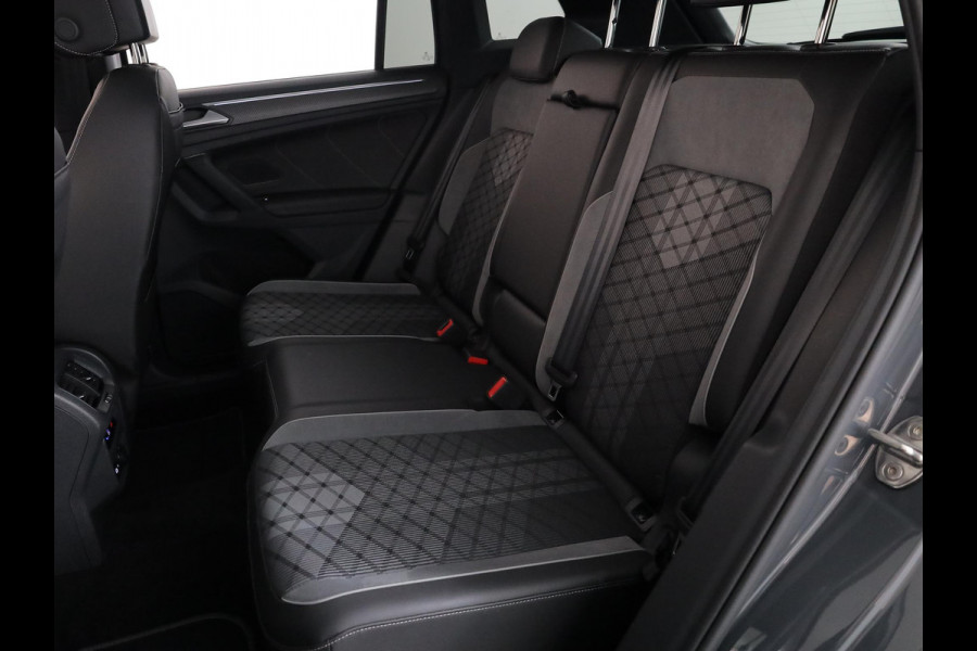 Volkswagen Tiguan 1.4 TSI eHybrid R-Line Business 245 pk Automaat (DSG) | Navigatie | Panoramadak | Parkeersensoren (Park assist) | Rondomzicht camera | Black Style pakket | R-Line |