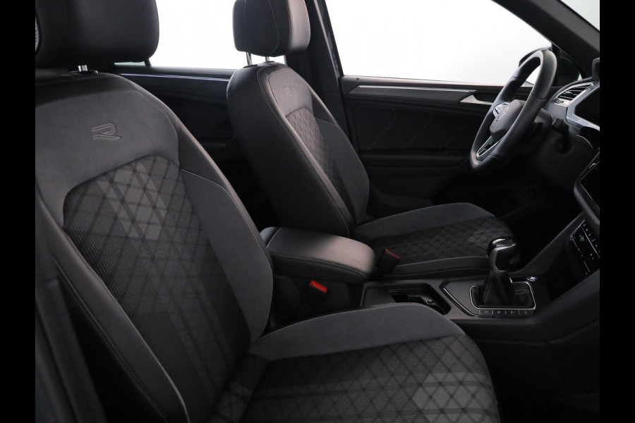 Volkswagen Tiguan 1.4 TSI eHybrid R-Line Business 245 pk Automaat (DSG) | Navigatie | Panoramadak | Parkeersensoren (Park assist) | Rondomzicht camera | Black Style pakket | R-Line |