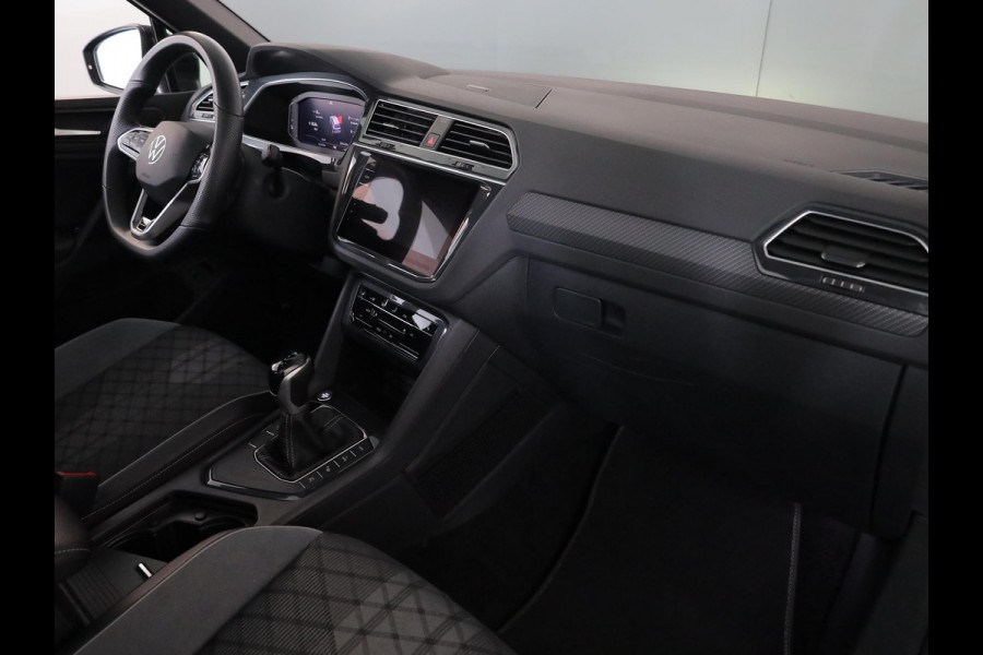 Volkswagen Tiguan 1.4 TSI eHybrid R-Line Business 245 pk Automaat (DSG) | Navigatie | Panoramadak | Parkeersensoren (Park assist) | Rondomzicht camera | Black Style pakket | R-Line |