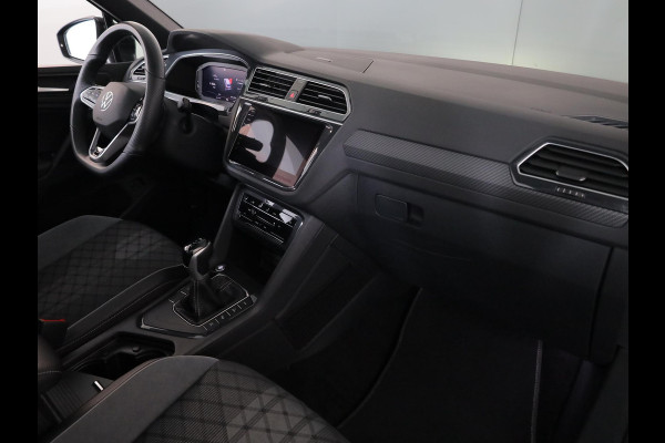 Volkswagen Tiguan 1.4 TSI eHybrid R-Line Business 245 pk Automaat (DSG) | Navigatie | Panoramadak | Parkeersensoren (Park assist) | Rondomzicht camera | Black Style pakket | R-Line |