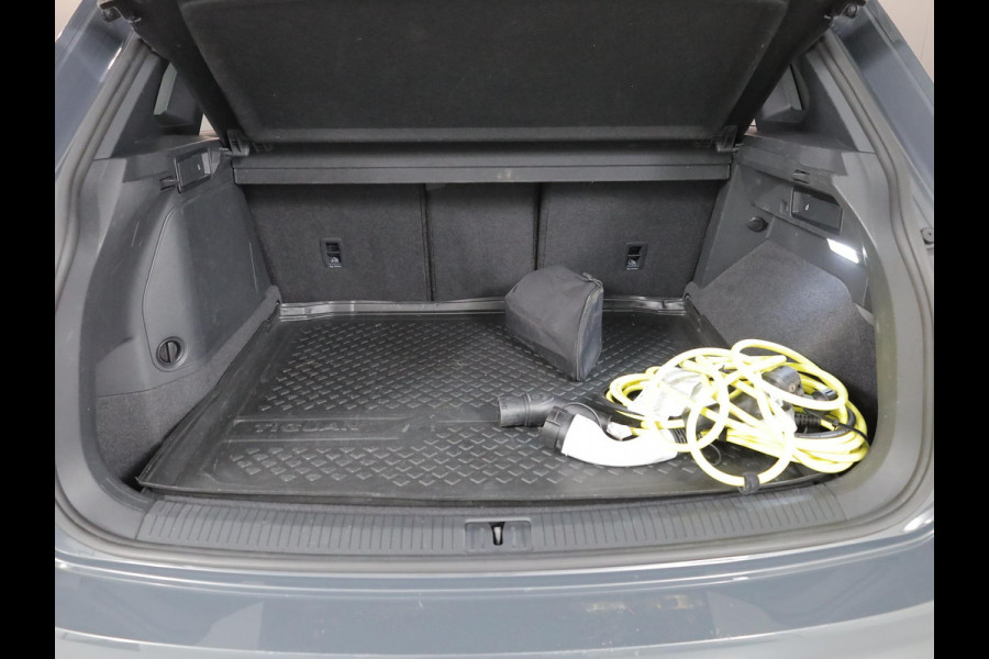 Volkswagen Tiguan 1.4 TSI eHybrid R-Line Business 245 pk Automaat (DSG) | Navigatie | Panoramadak | Parkeersensoren (Park assist) | Rondomzicht camera | Black Style pakket | R-Line |