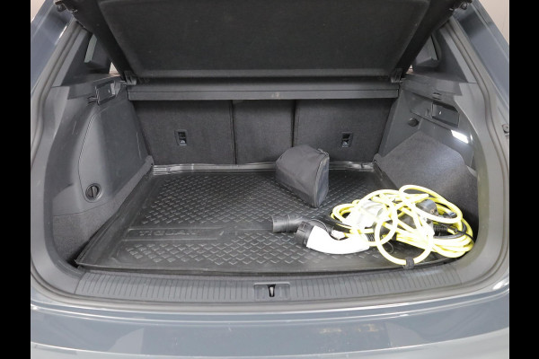 Volkswagen Tiguan 1.4 TSI eHybrid R-Line Business 245 pk Automaat (DSG) | Navigatie | Panoramadak | Parkeersensoren (Park assist) | Rondomzicht camera | Black Style pakket | R-Line |