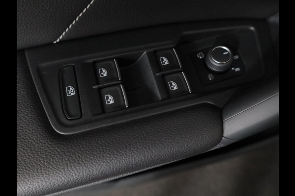 Volkswagen Tiguan 1.4 TSI eHybrid R-Line Business 245 pk Automaat (DSG) | Navigatie | Panoramadak | Parkeersensoren (Park assist) | Rondomzicht camera | Black Style pakket | R-Line |