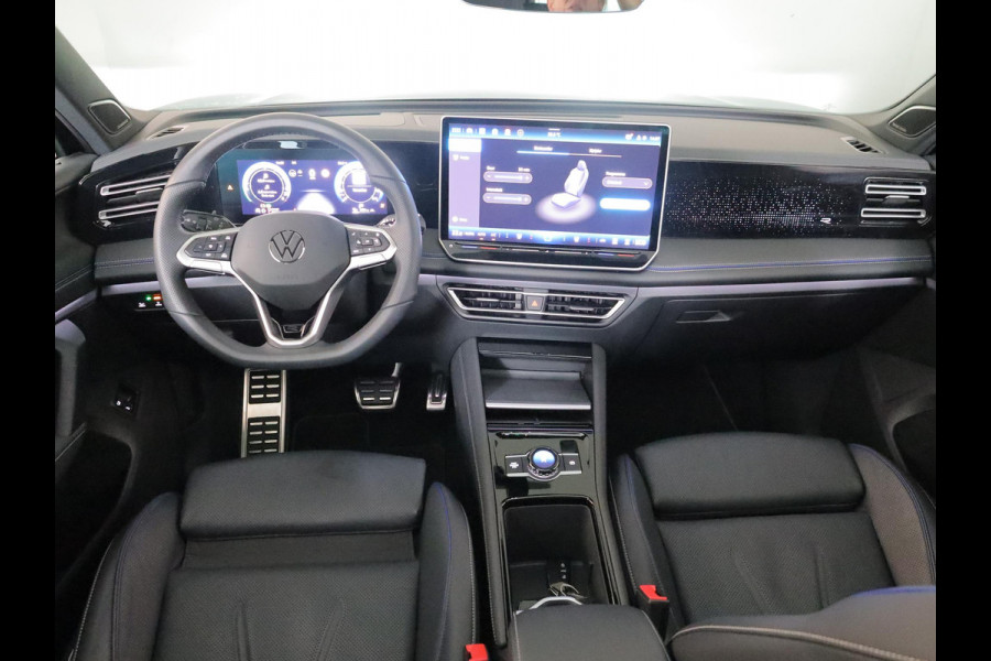 Volkswagen Tiguan 1.5 eHybrid R-Line Edition 272 pk Automaat (DSG) | Verlengde garantie | Navigatie | Panoramadak | Trekhaak (wegklapbaar) | Parkeersensoren (Park assist) | Rondomzicht camera | Lederen bekleding | Stoelverwarming/ventilatie |