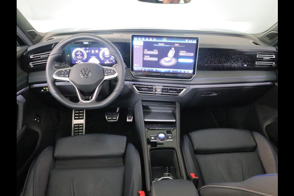 Volkswagen Tiguan 1.5 eHybrid R-Line Edition 272 pk Automaat (DSG) | Verlengde garantie | Navigatie | Panoramadak | Trekhaak (wegklapbaar) | Parkeersensoren (Park assist) | Rondomzicht camera | Lederen bekleding | Stoelverwarming/ventilatie |