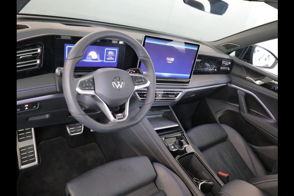Volkswagen Tiguan 1.5 eHybrid R-Line Edition 272 pk Automaat (DSG) | Verlengde garantie | Navigatie | Panoramadak | Trekhaak (wegklapbaar) | Parkeersensoren (Park assist) | Rondomzicht camera | Lederen bekleding | Stoelverwarming/ventilatie |