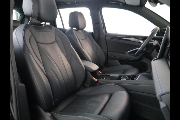 Volkswagen Tiguan 1.5 eHybrid R-Line Edition 272 pk Automaat (DSG) | Verlengde garantie | Navigatie | Panoramadak | Trekhaak (wegklapbaar) | Parkeersensoren (Park assist) | Rondomzicht camera | Lederen bekleding | Stoelverwarming/ventilatie |