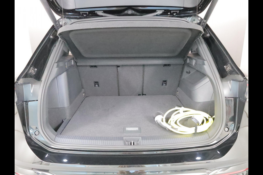 Volkswagen Tiguan 1.5 eHybrid R-Line Edition 272 pk Automaat (DSG) | Verlengde garantie | Navigatie | Panoramadak | Trekhaak (wegklapbaar) | Parkeersensoren (Park assist) | Rondomzicht camera | Lederen bekleding | Stoelverwarming/ventilatie |
