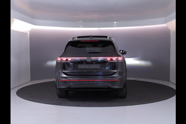 Volkswagen Tiguan 1.5 eHybrid R-Line Edition 272 pk Automaat (DSG) | Verlengde garantie | Navigatie | Panoramadak | Trekhaak (wegklapbaar) | Parkeersensoren (Park assist) | Rondomzicht camera | Lederen bekleding | Stoelverwarming/ventilatie |