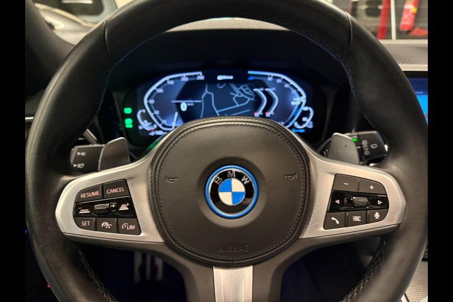 BMW 3 Serie Touring 330e M-SPORT SOH 98%/PANO/H-KARDON/V-COCKPIT/NAVI/CAM/DAB/CARPLAY///