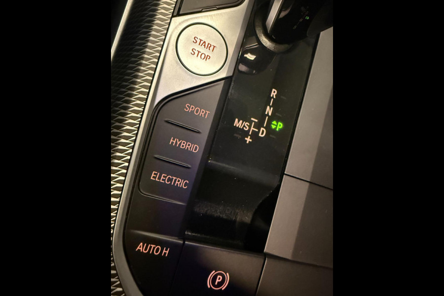 BMW 3 Serie Touring 330e M-SPORT SOH 98%/PANO/H-KARDON/V-COCKPIT/NAVI/CAM/DAB/CARPLAY///