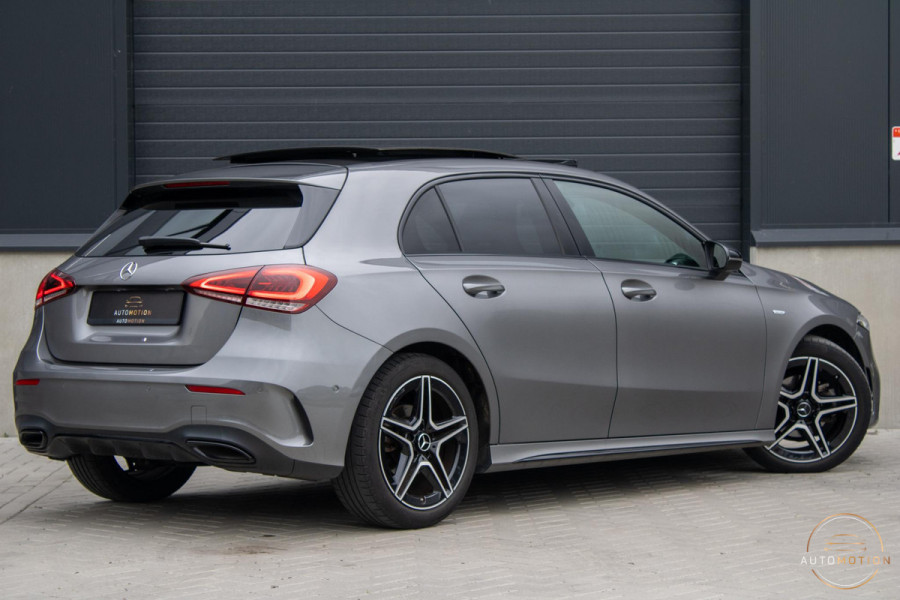 Mercedes-Benz A-Klasse 180 Edition AMG Line Pano Camera Burmester Stoelverwarming LED
