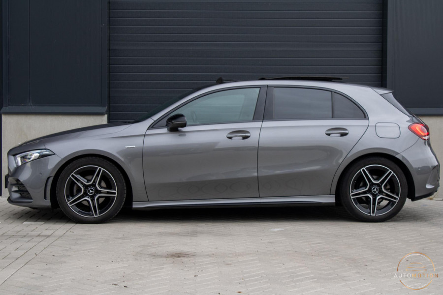 Mercedes-Benz A-Klasse 180 Edition AMG Line Pano Camera Burmester Stoelverwarming LED