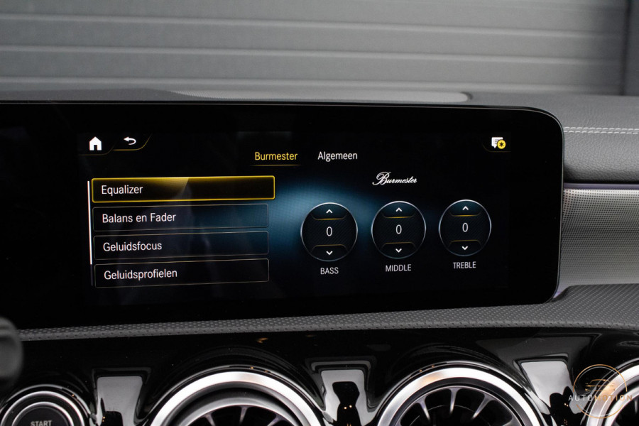 Mercedes-Benz A-Klasse 180 Edition AMG Line Pano Camera Burmester Stoelverwarming LED