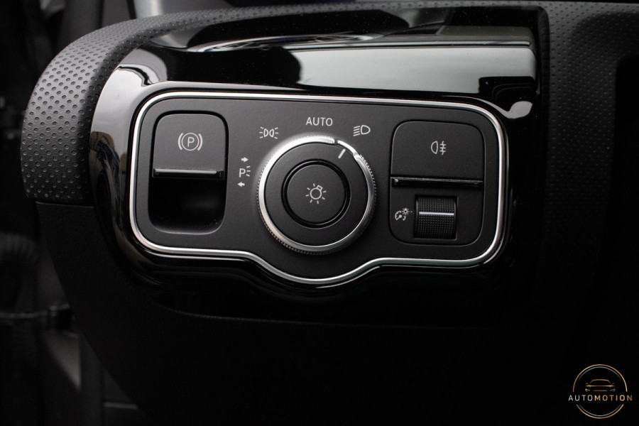 Mercedes-Benz A-Klasse 180 Edition AMG Line Pano Camera Burmester Stoelverwarming LED