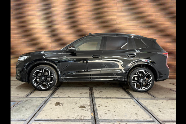 Volkswagen Tiguan 1.5 eHybrid R-Line Edition | Verlengde fabrieks garantie tot 2030 | 272 PK | Leder| Pano | Trekhaak | ErgoActive