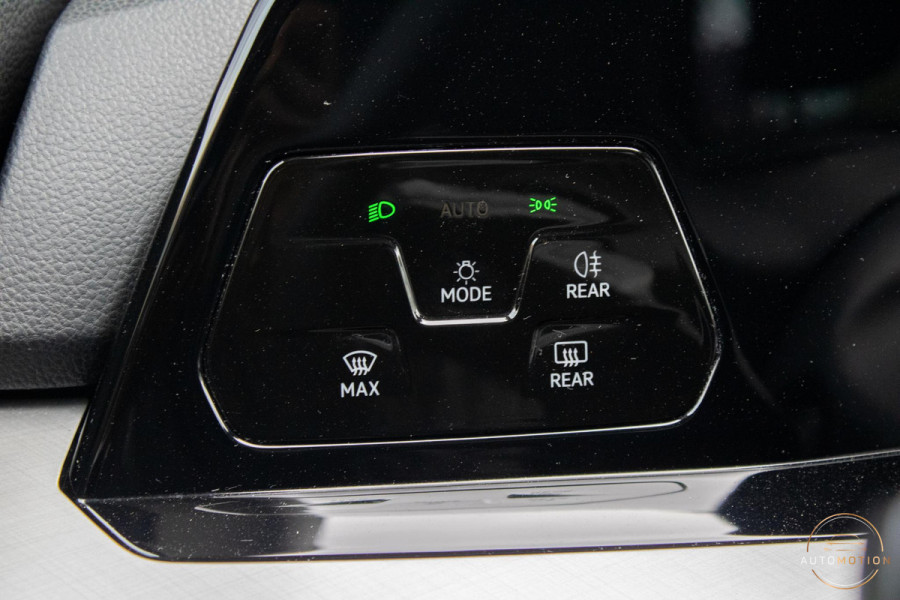 Volkswagen Golf 1.0 eTSI Life Harman Kardon Stoelverwarming ACC Sfeerverlichting