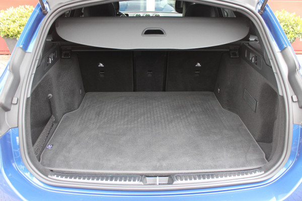 Mercedes-Benz C-Klasse Estate 200 218PK Launch Edition AMG Line | PANORAMISCH SCHUIF/KANTELDAK | LASER KOPLAMPEN | SFEERVERLICHTING | ELEKTRISCH VERSTELBARE VOORSTOELEN MET GEHEUGEN OP BEIDE STOELEN | STOELVERWARMING | ELEKTRISCHE STUURVERSTELLING MET GEHEUGEN | 19'' MULTISPAAKS LICHTMETALEN VELGEN | VERKEERSLICHTEN WEERGAVE | 360° CAMERA | DRAADLOOS APPLECARPLAY/ANDROID AUTO | DRAADLOZE TELEFOONLADER | WIDE SCREEN SCHERM | NIGHT PAKKET | DODEHOEK DETECTIE | EXTRA GETINTE ACHTERSTE RUITEN | PREMIUM AUDIO SYSTEM | ELEKTRISCH BEDIENBARE ACHTERKLEP | KEYLESS ENTRY |