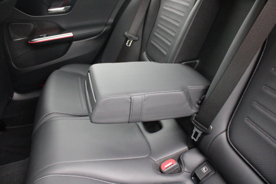 Mercedes-Benz C-Klasse Estate 200 218PK Launch Edition AMG Line | PANORAMISCH SCHUIF/KANTELDAK | LASER KOPLAMPEN | SFEERVERLICHTING | ELEKTRISCH VERSTELBARE VOORSTOELEN MET GEHEUGEN OP BEIDE STOELEN | STOELVERWARMING | ELEKTRISCHE STUURVERSTELLING MET GEHEUGEN | 19'' MULTISPAAKS LICHTMETALEN VELGEN | VERKEERSLICHTEN WEERGAVE | 360° CAMERA | DRAADLOOS APPLECARPLAY/ANDROID AUTO | DRAADLOZE TELEFOONLADER | WIDE SCREEN SCHERM | NIGHT PAKKET | DODEHOEK DETECTIE | EXTRA GETINTE ACHTERSTE RUITEN | PREMIUM AUDIO SYSTEM | ELEKTRISCH BEDIENBARE ACHTERKLEP | KEYLESS ENTRY |