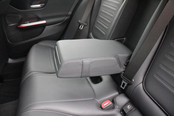 Mercedes-Benz C-Klasse Estate 200 218PK Launch Edition AMG Line | PANORAMISCH SCHUIF/KANTELDAK | LASER KOPLAMPEN | SFEERVERLICHTING | ELEKTRISCH VERSTELBARE VOORSTOELEN MET GEHEUGEN OP BEIDE STOELEN | STOELVERWARMING | ELEKTRISCHE STUURVERSTELLING MET GEHEUGEN | 19'' MULTISPAAKS LICHTMETALEN VELGEN | VERKEERSLICHTEN WEERGAVE | 360° CAMERA | DRAADLOOS APPLECARPLAY/ANDROID AUTO | DRAADLOZE TELEFOONLADER | WIDE SCREEN SCHERM | NIGHT PAKKET | DODEHOEK DETECTIE | EXTRA GETINTE ACHTERSTE RUITEN | PREMIUM AUDIO SYSTEM | ELEKTRISCH BEDIENBARE ACHTERKLEP | KEYLESS ENTRY |