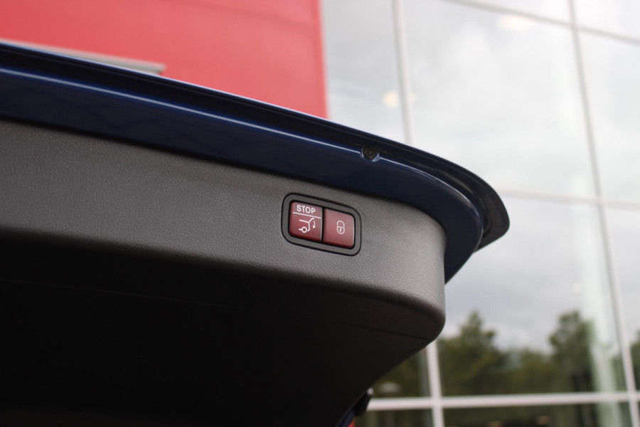 Mercedes-Benz C-Klasse Estate 200 218PK Launch Edition AMG Line | PANORAMISCH SCHUIF/KANTELDAK | LASER KOPLAMPEN | SFEERVERLICHTING | ELEKTRISCH VERSTELBARE VOORSTOELEN MET GEHEUGEN OP BEIDE STOELEN | STOELVERWARMING | ELEKTRISCHE STUURVERSTELLING MET GEHEUGEN | 19'' MULTISPAAKS LICHTMETALEN VELGEN | VERKEERSLICHTEN WEERGAVE | 360° CAMERA | DRAADLOOS APPLECARPLAY/ANDROID AUTO | DRAADLOZE TELEFOONLADER | WIDE SCREEN SCHERM | NIGHT PAKKET | DODEHOEK DETECTIE | EXTRA GETINTE ACHTERSTE RUITEN | PREMIUM AUDIO SYSTEM | ELEKTRISCH BEDIENBARE ACHTERKLEP | KEYLESS ENTRY |
