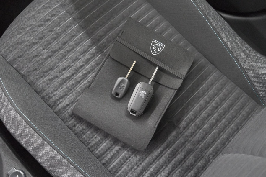Peugeot 208 1.2 PureTech Style | Parkeersensoren | Navigatie | Apple Carplay