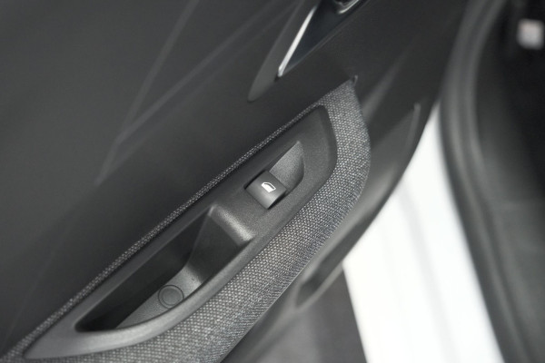 Peugeot 208 1.2 PureTech Style | Parkeersensoren | Navigatie | Apple Carplay