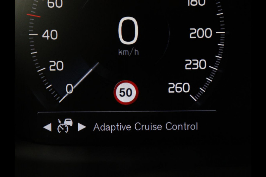 Volvo V60 2.0 T4 R-Design Panoramadak | Full LED | Trekhaak | Carplay | Pilot assist | Navigate | Stoel & Stuurverwarming | Achteruitrij camera | Cruise control | Climate control