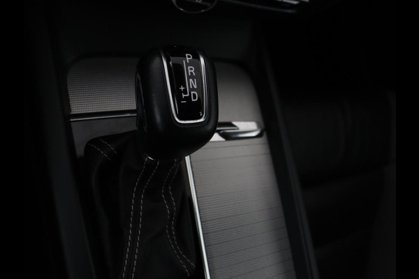 Volvo V60 2.0 T4 R-Design Panoramadak | Full LED | Trekhaak | Carplay | Pilot assist | Navigate | Stoel & Stuurverwarming | Achteruitrij camera | Cruise control | Climate control
