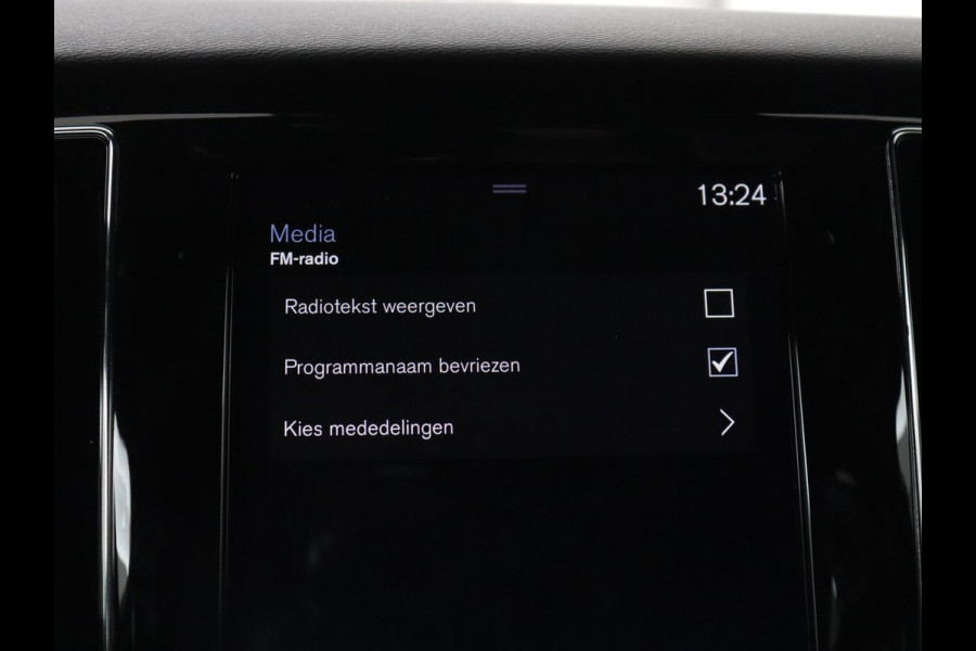 Volvo V60 2.0 T4 R-Design Panoramadak | Full LED | Trekhaak | Carplay | Pilot assist | Navigate | Stoel & Stuurverwarming | Achteruitrij camera | Cruise control | Climate control