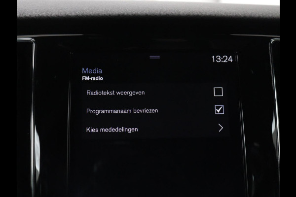 Volvo V60 2.0 T4 R-Design Panoramadak | Full LED | Trekhaak | Carplay | Pilot assist | Navigate | Stoel & Stuurverwarming | Achteruitrij camera | Cruise control | Climate control
