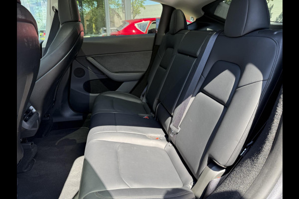 Tesla Model Y Long Range AWD 75 kWh VAN: 44.900,- VOOR: 42.877,- UW WKVOORDEEL: 2.023,- | SOH 94%| QUICKSILVER!| TESLA FABRIEKSGARANTIE TOT 02-2028/ 80.000KM | FABRIEKSGARANTIE OP ACCU & AANDRIJFLIJN TOT 2032 OF 192.000 KM | BTW VERREKENBAAR