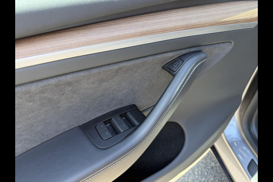 Tesla Model Y Long Range AWD 75 kWh VAN: 44.900,- VOOR: 42.877,- UW WKVOORDEEL: 2.023,- | SOH 94%| QUICKSILVER!| TESLA FABRIEKSGARANTIE TOT 02-2028/ 80.000KM | FABRIEKSGARANTIE OP ACCU & AANDRIJFLIJN TOT 2032 OF 192.000 KM | BTW VERREKENBAAR