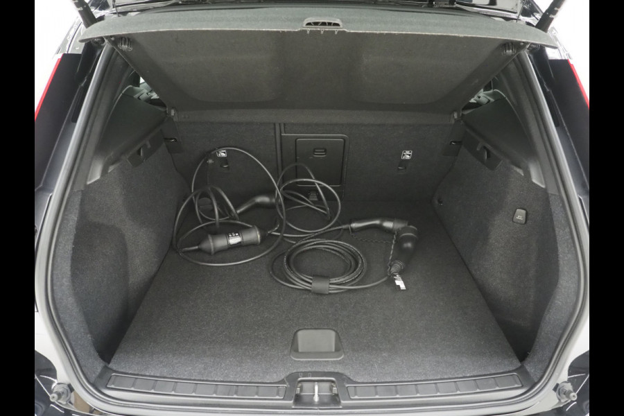 Volvo XC40 1.5 T5 Plug-in hybrid Ultimate Dark | Panoramadak | Trekhaak | Pilot Assist | Harman/Kardon | 360 | Memory | Keyless