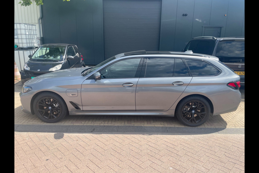 BMW 5 Serie Touring 530e Business Edition Plus Laser Led Panorama M-pakket 19inch breedset memory orig NL Geleverd NAP compleet!