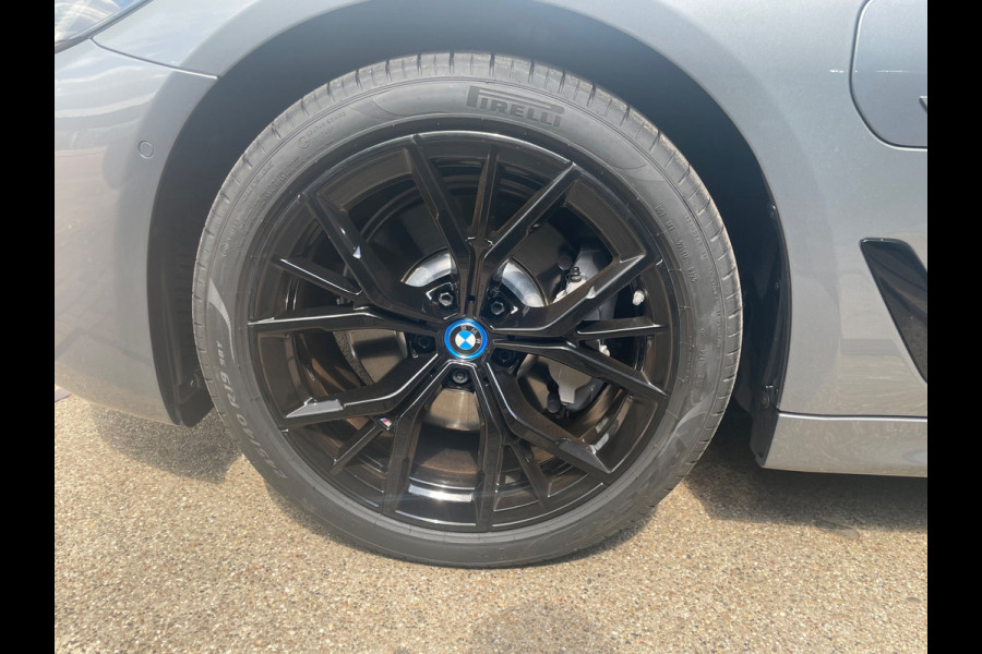 BMW 5 Serie Touring 530e Business Edition Plus Laser Led Panorama M-pakket 19inch breedset memory orig NL Geleverd NAP compleet!