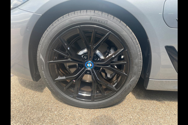 BMW 5 Serie Touring 530e Business Edition Plus Laser Led Panorama M-pakket 19inch breedset memory orig NL Geleverd NAP compleet!