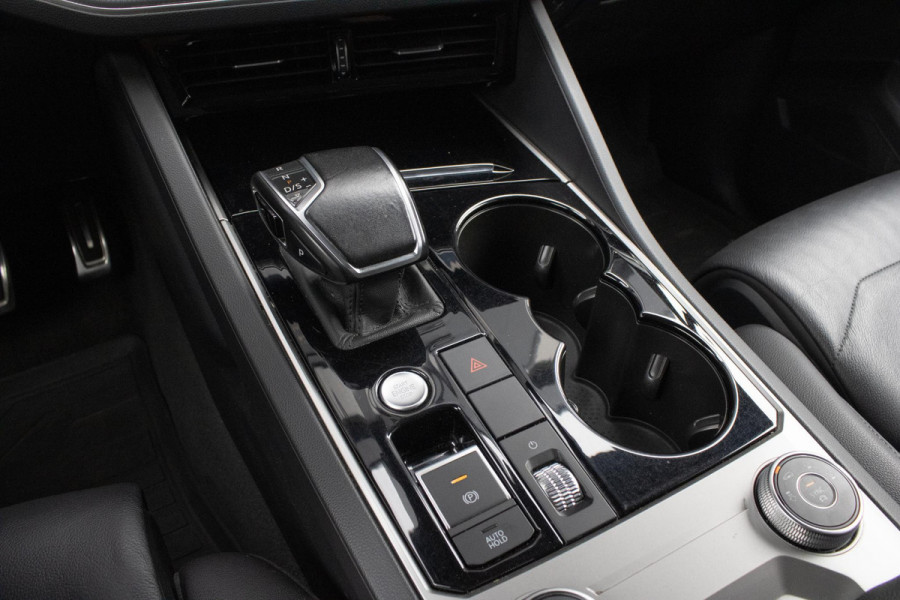 Volkswagen Touareg 3.0 TSi 4MOTION R Trekhaak Luchtvering Camera Nightvision