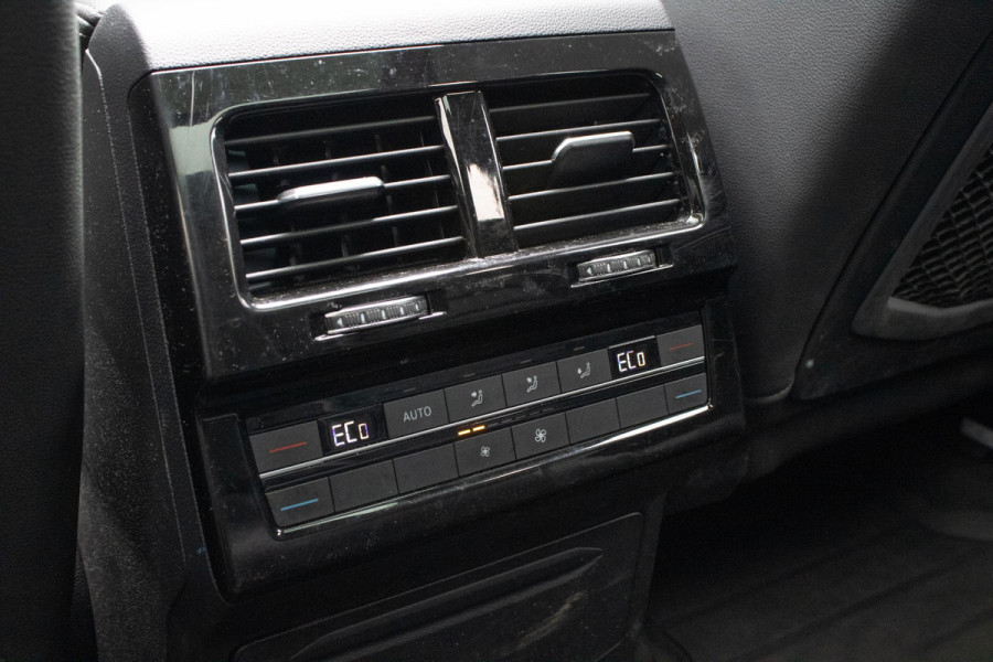 Volkswagen Touareg 3.0 TSi 4MOTION R Trekhaak Luchtvering Camera Nightvision