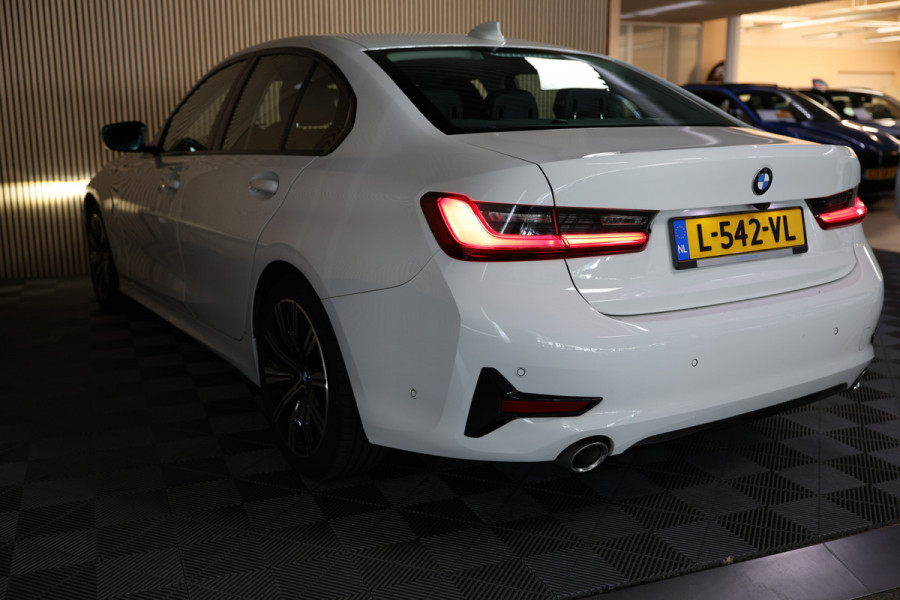 BMW 3 Serie 318i Business Edition AVM SPORTLEDER NAVI CARPLAY DIGI DASH '21