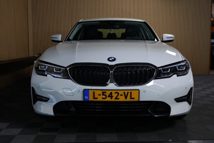 BMW 3 Serie 318i Business Edition AVM SPORTLEDER NAVI CARPLAY DIGI DASH '21